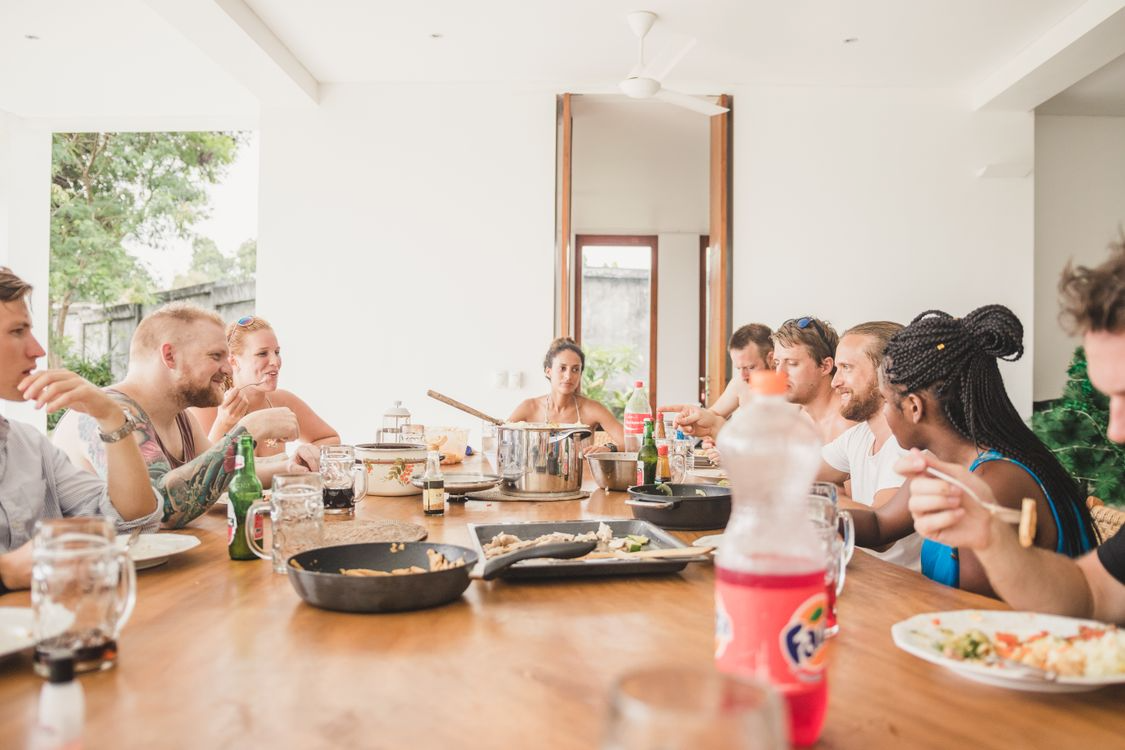 Das Team beim gemeinsamen Essen am großen Tisch